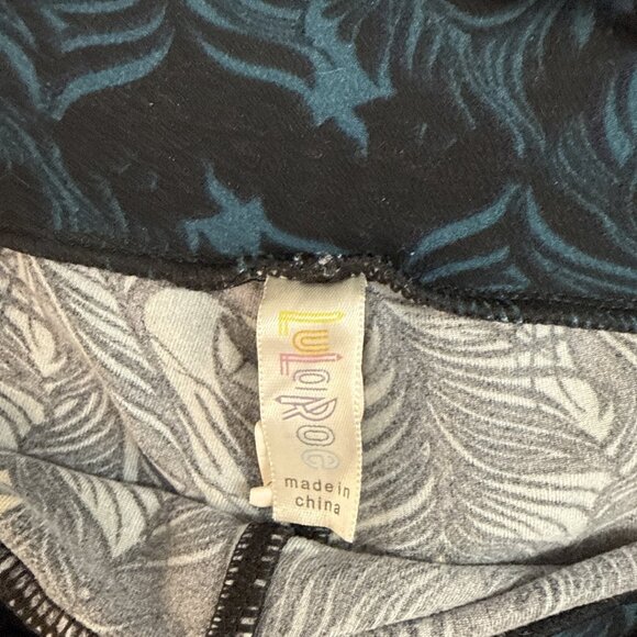 LuLaRoe Leggings - Black with Peacock Feather PAO One Size Measurement In Photo - Picture 6 of 9